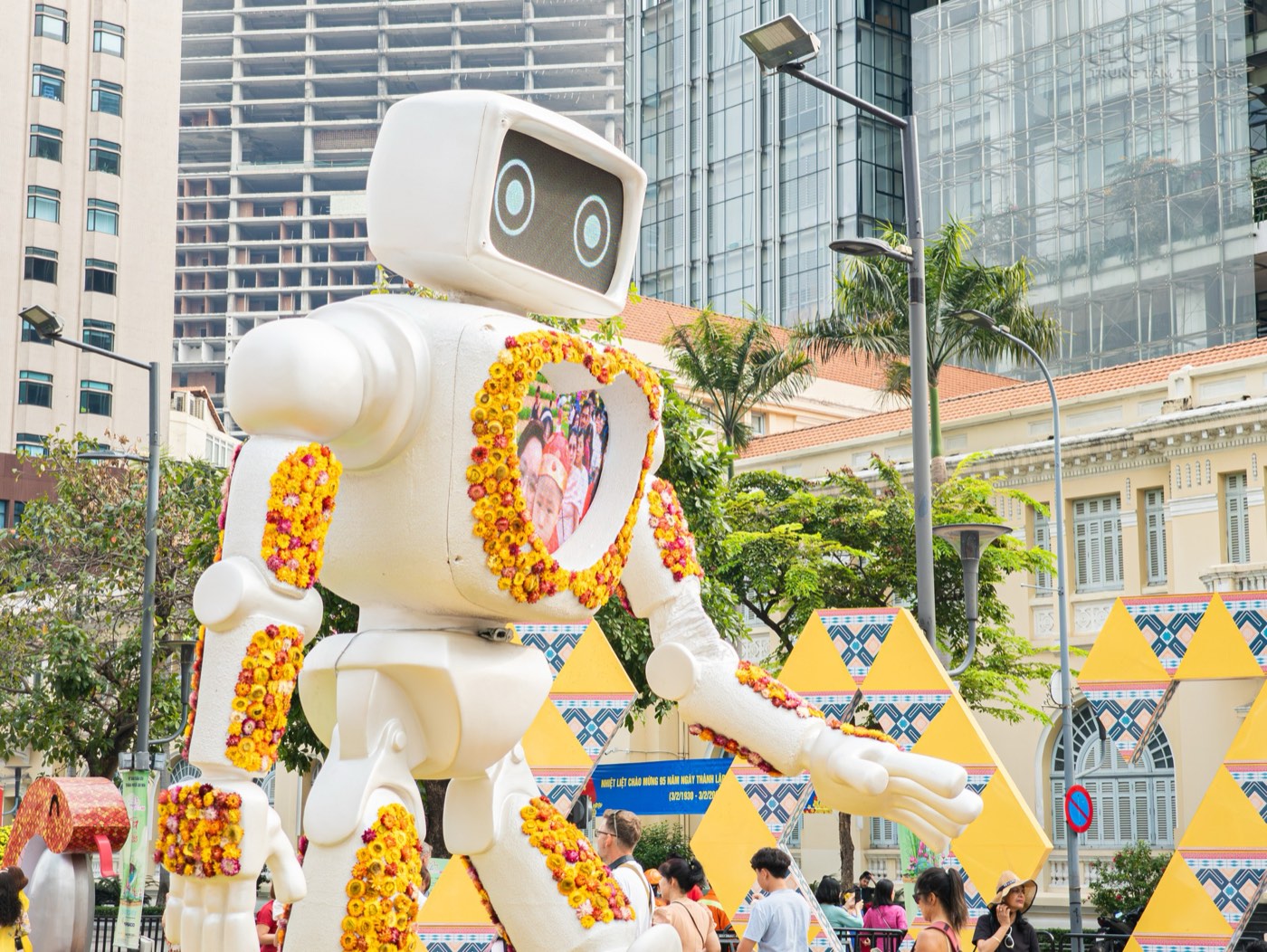 Close-up of Bông, a white 3-metre robot with a heart-shaped display showing a visitor's photo